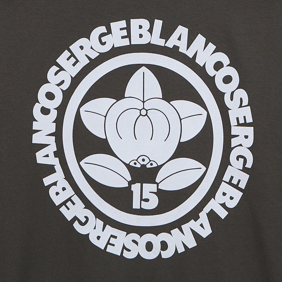 T-shirt col rond en coton avec imprimé dos gris carbone - Image 5